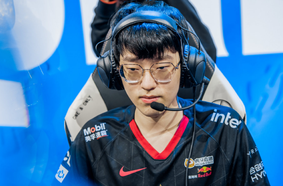 关于Scout回归赛场，势不可挡首场状态亮眼，FPX观众沸腾！的信息