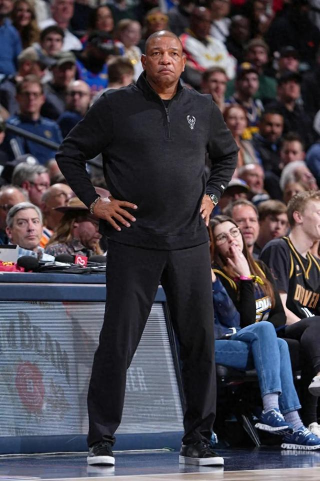  莱万多夫斯基在比赛中9分钟连进5球 