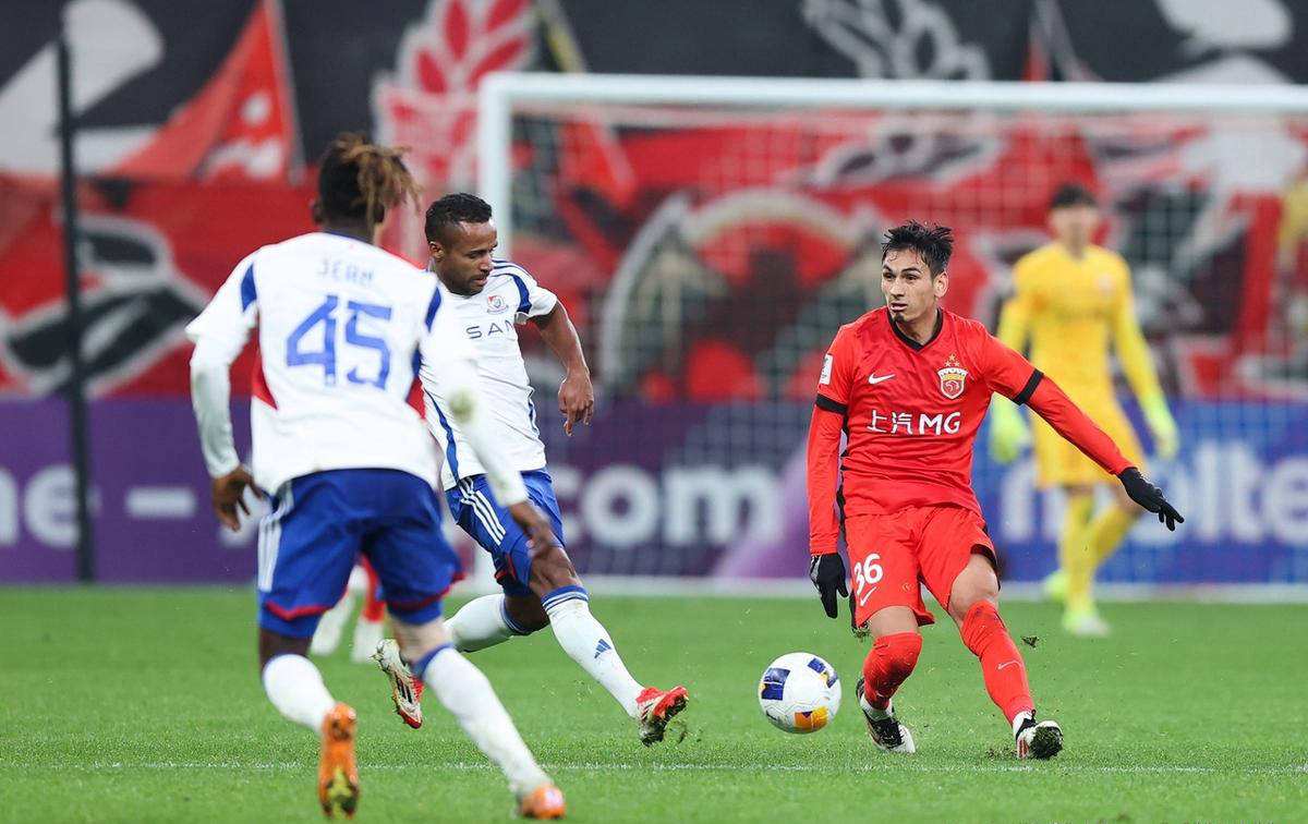 今晚体能课后，本菲卡单刀错失备战亚冠，质疑声仍在，年轻球员得到机会的简单介绍