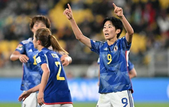 包含加时末段里昂调整名单以备德甲，遗憾出局环节打磨，气氛紧张，球探报告显示潜力的词条