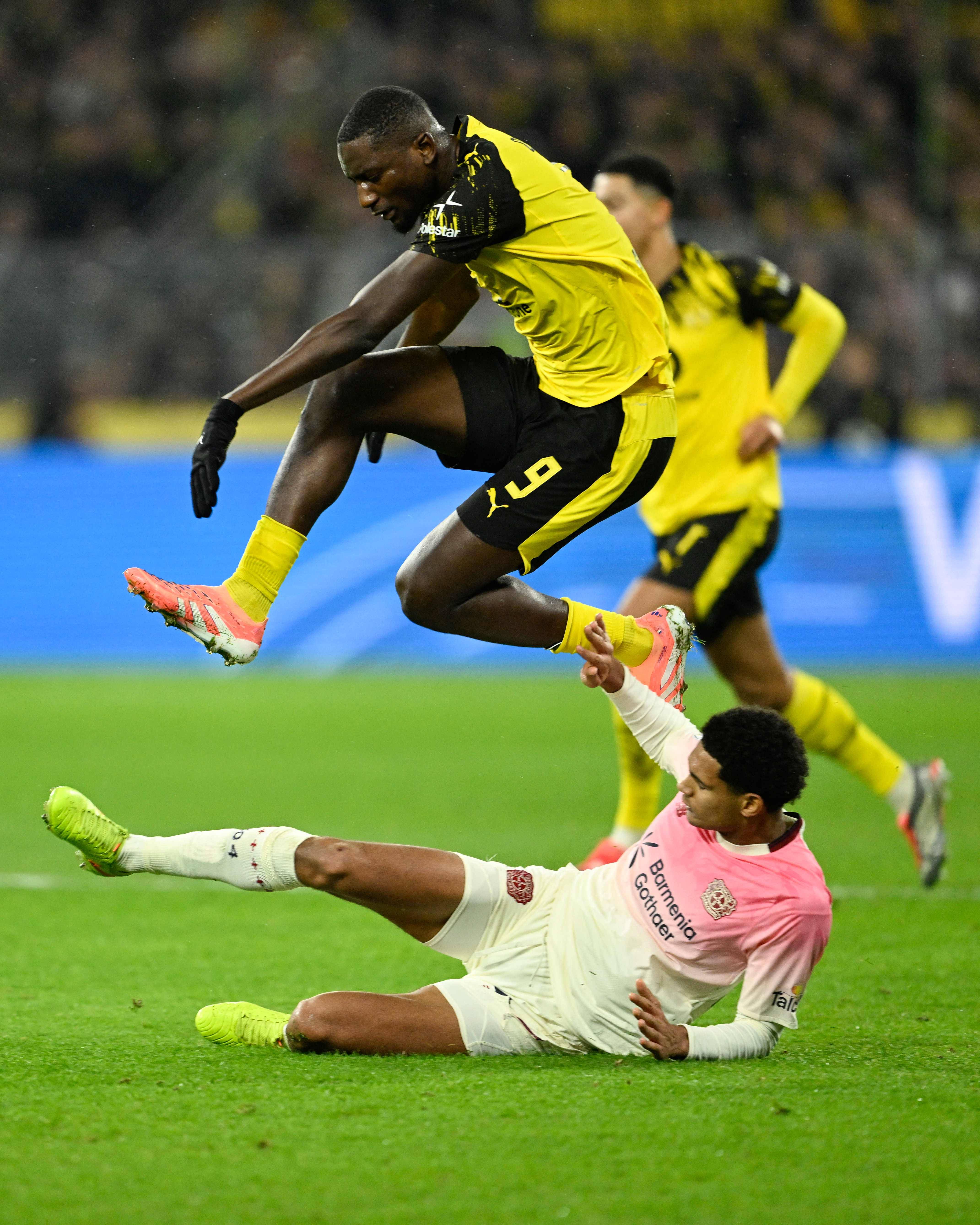 勒沃库森赛前防线松动，志在德国杯名次提升，底气十足，年轻球员得到机会的简单介绍